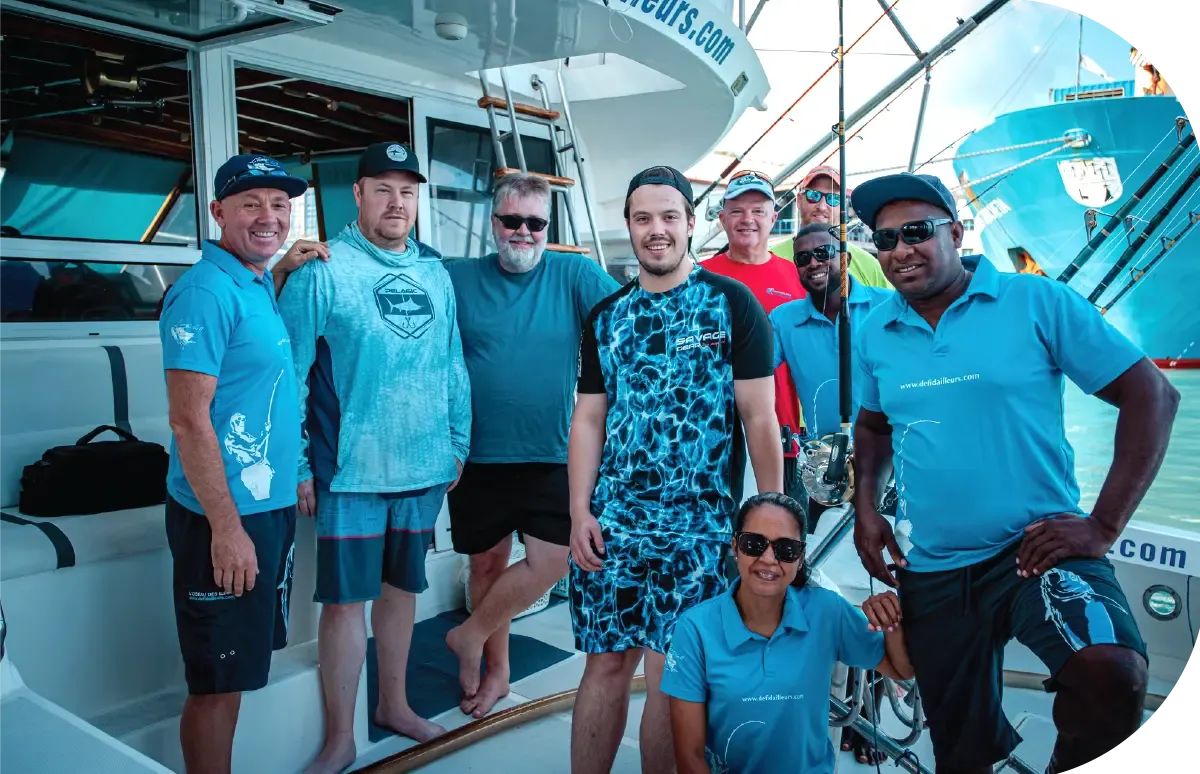 Groupe de pêcheurs et équipage de l'Oiseau Des Îles II sur la mer de Rodrigues