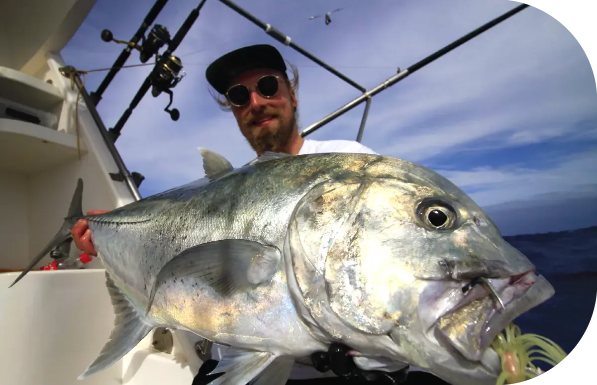 Pêche jigging à Rodrigues avec capture d’une grosse carangue ignobilis Pêche jigging à Rodrigues avec capture d’une grosse carangue ignobilis