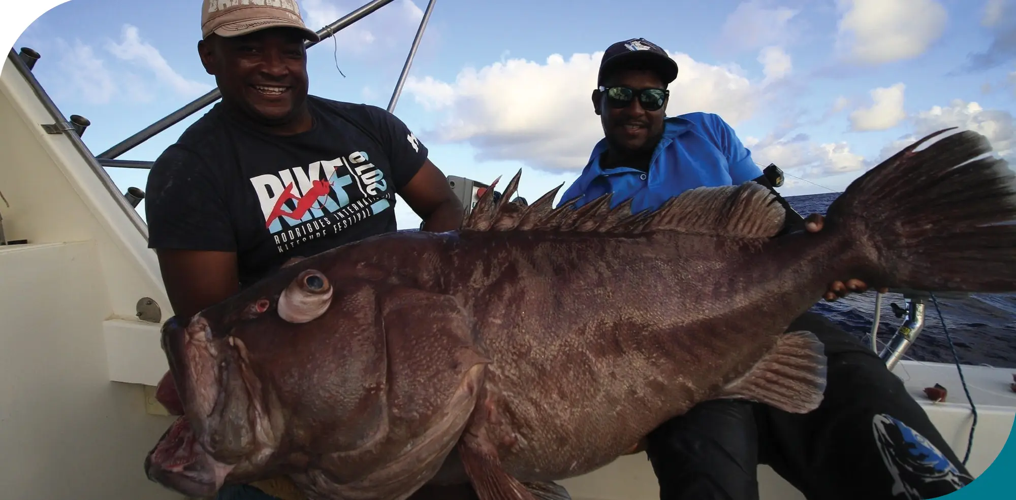 Pêche sportive en jigging avec capture d’un gros mérou tropical