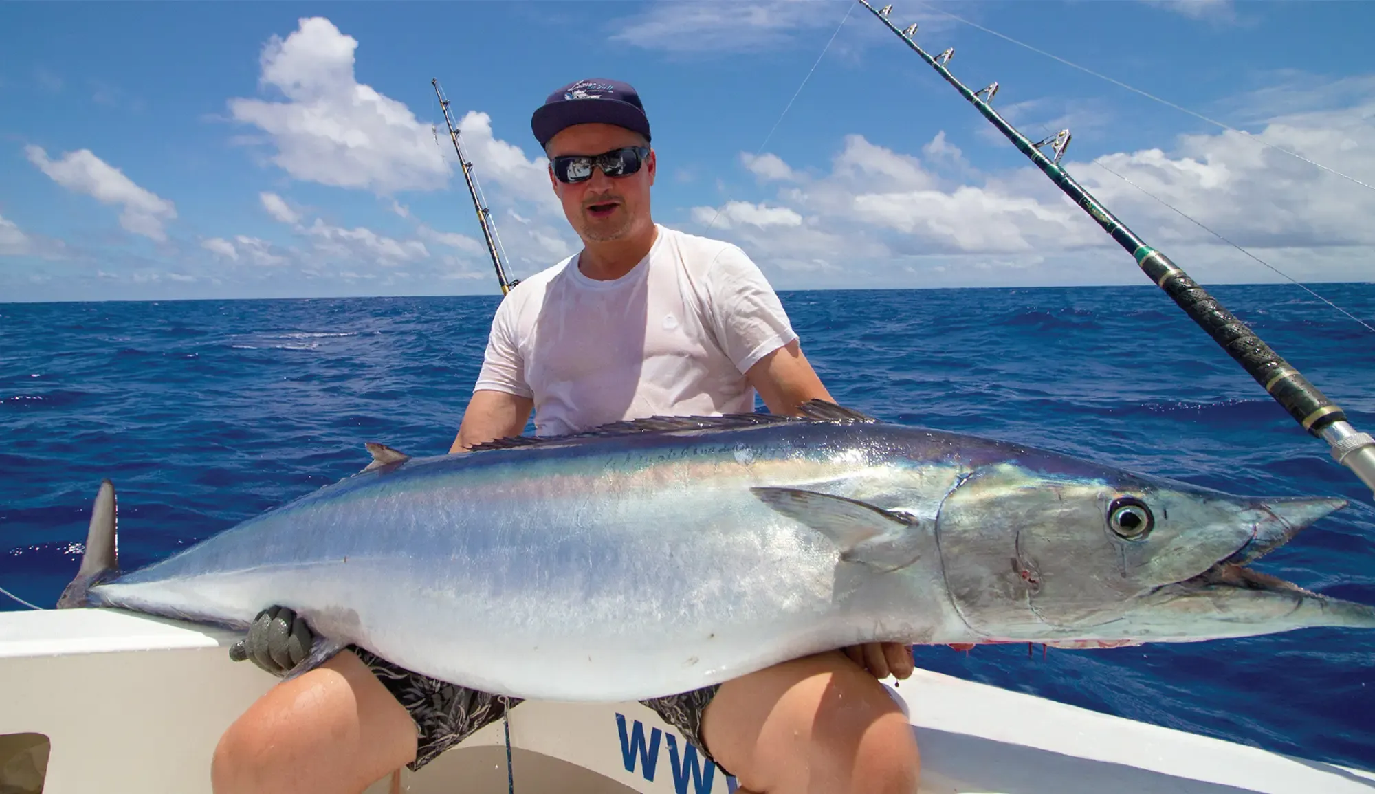 Pêcheur avec un thazard barracuda capturé lors d’une sortie de pêche en mer à Rodrigues