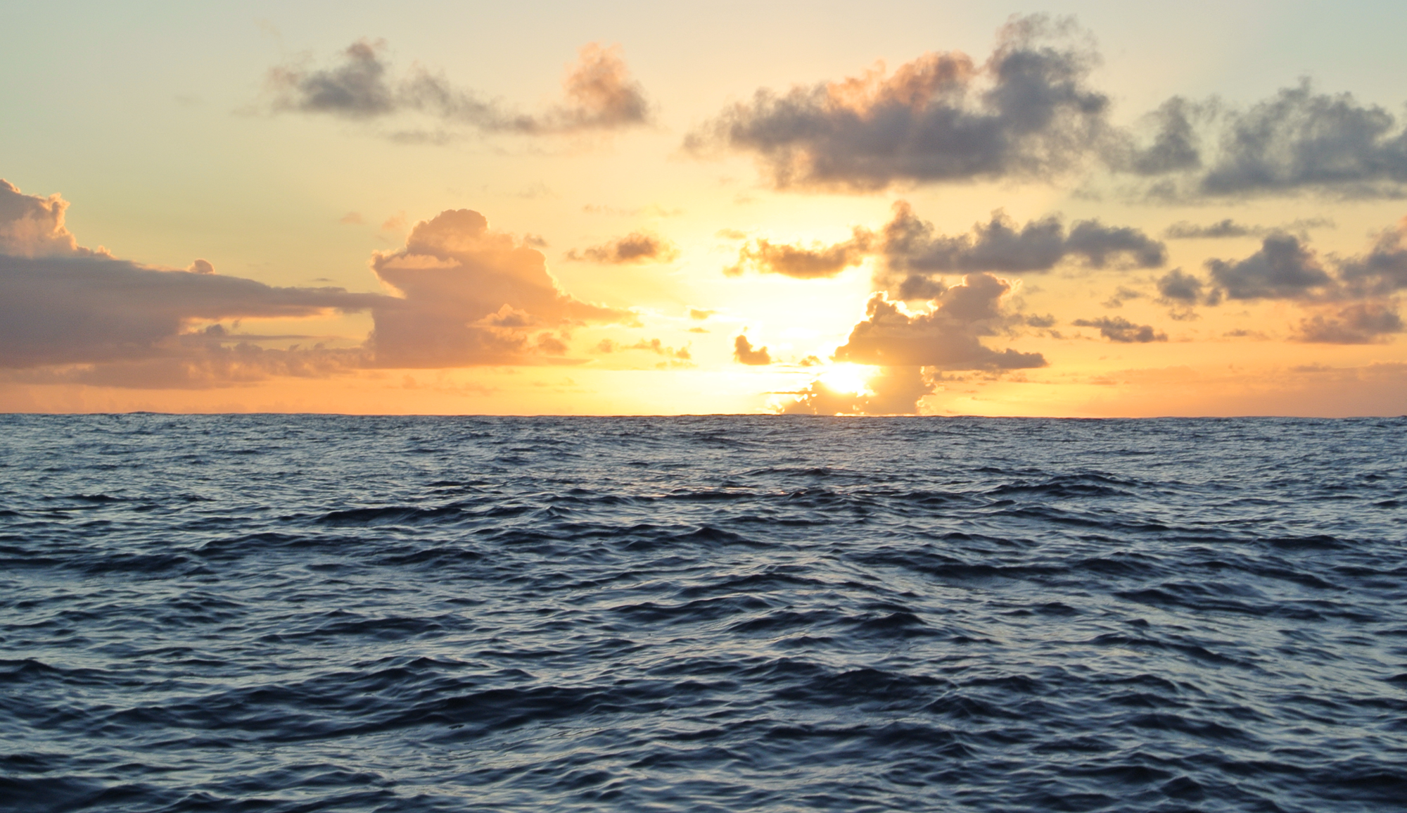 Lever de soleil sur l’océan Indien lors d’une expédition de pêche au gros à Rodrigues