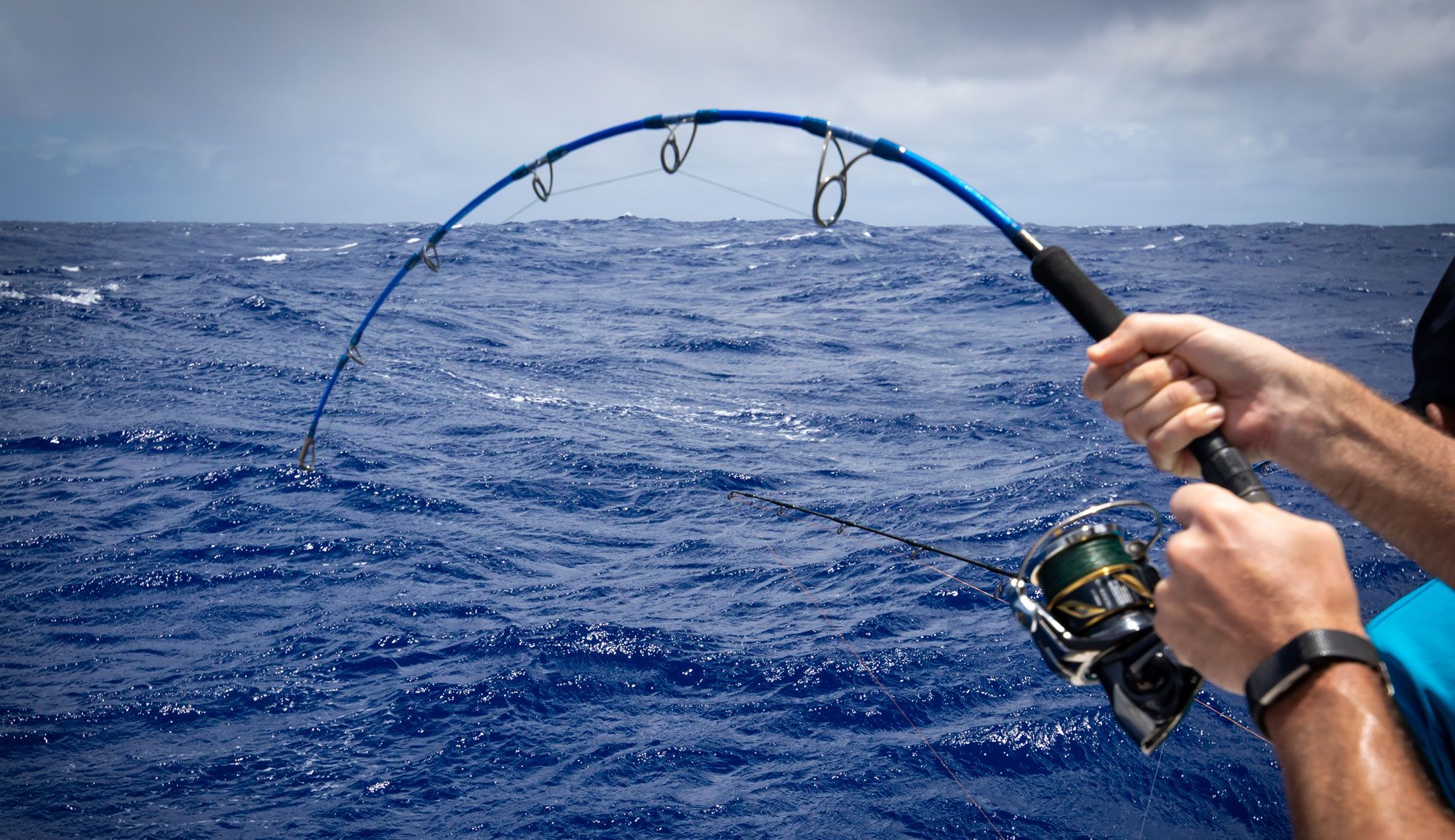 Combat avec un poisson en pleine mer lors d’une session de pêche sportive à Rodrigues