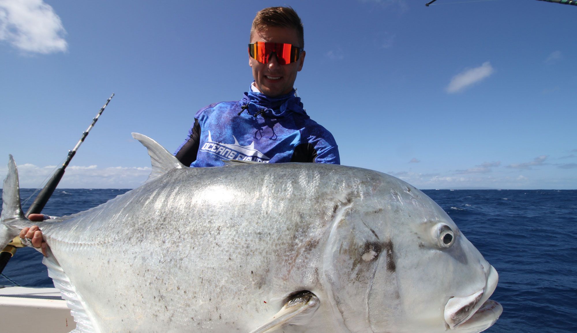 Pêcheur avec une carangue géante (GT) capturée en pêche sportive au large de Rodrigues