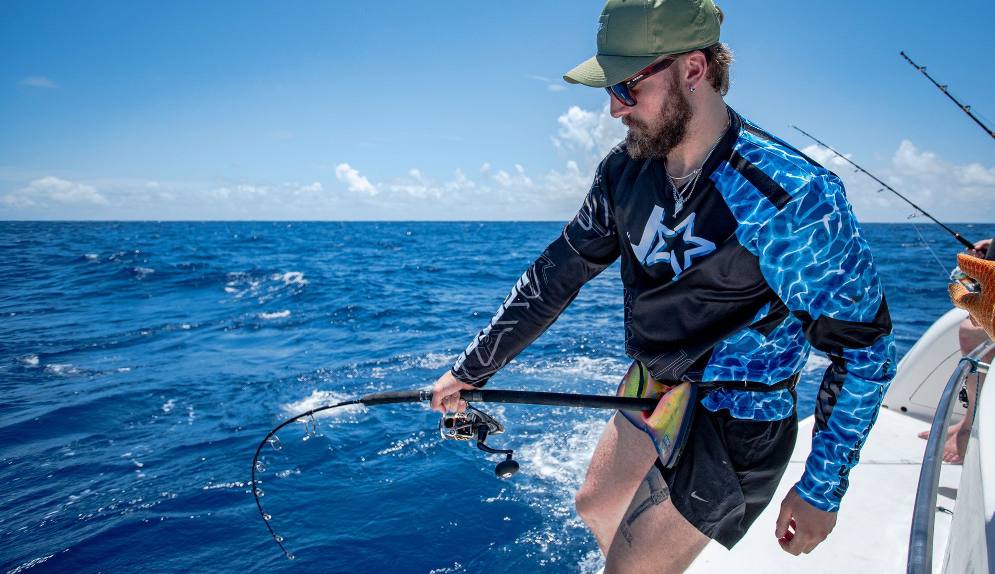 Pêcheur en plein combat avec un poisson puissant lors d’une session de jigging à Rodrigues