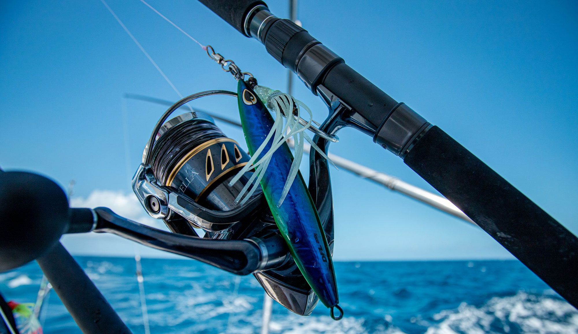 Canne et moulinet de pêche sportive équipés d’un jig pour la pêche au gros en mer