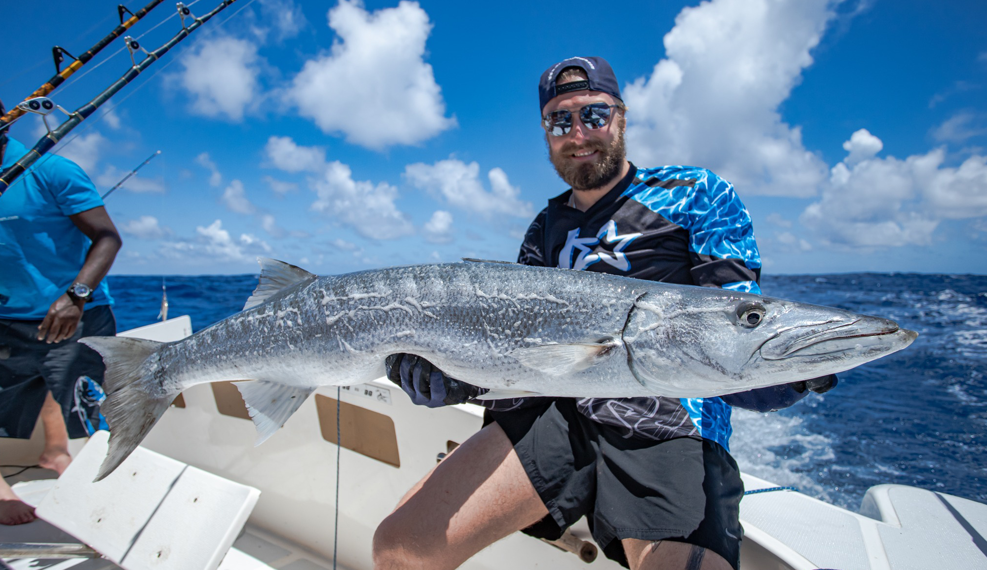 Belle prise de barracuda en pêche sportive dans les eaux tropicales de Rodrigues