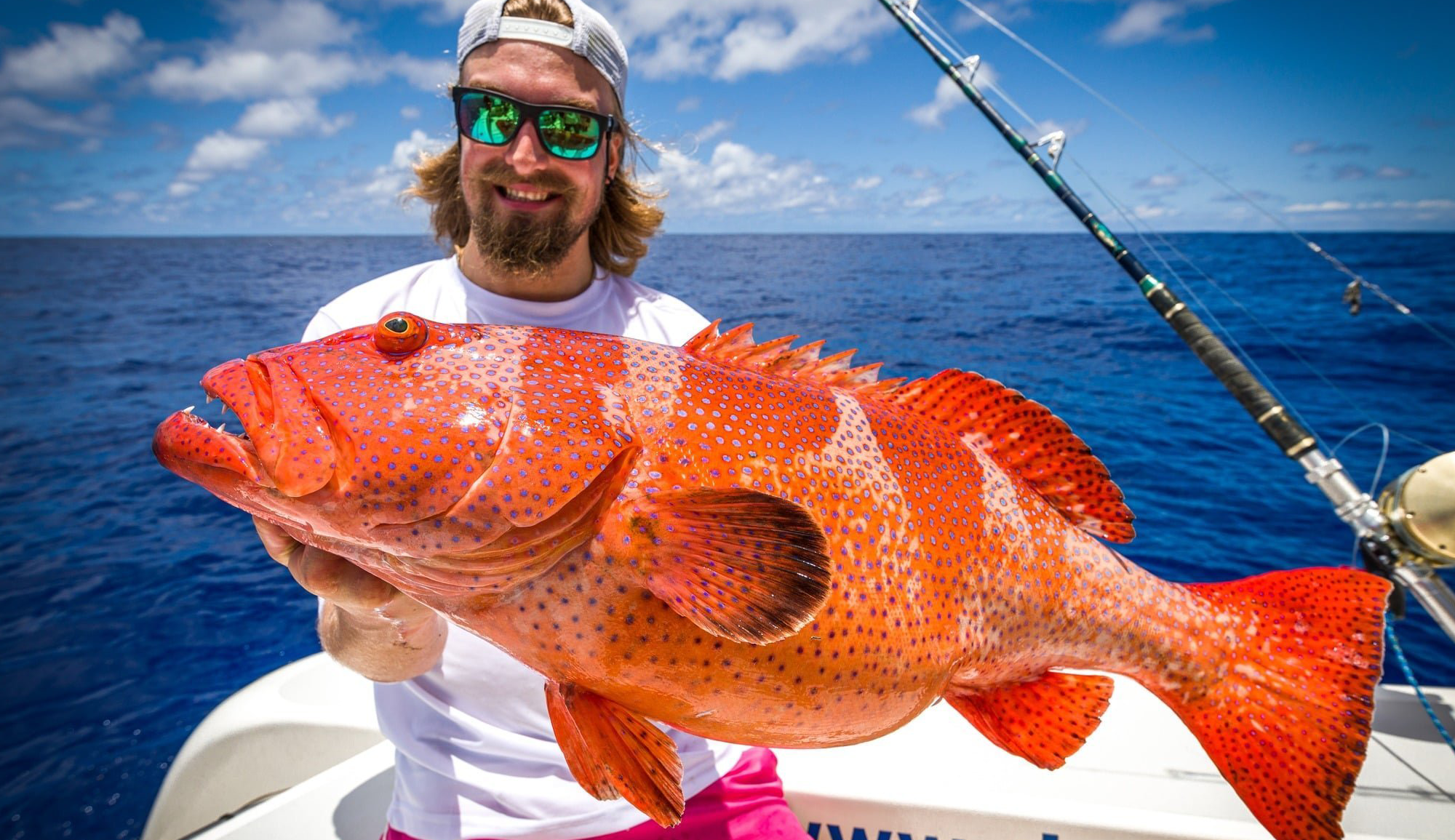 Capture d’un mérou corail rouge en pêche au jig dans les eaux profondes de Rodrigues