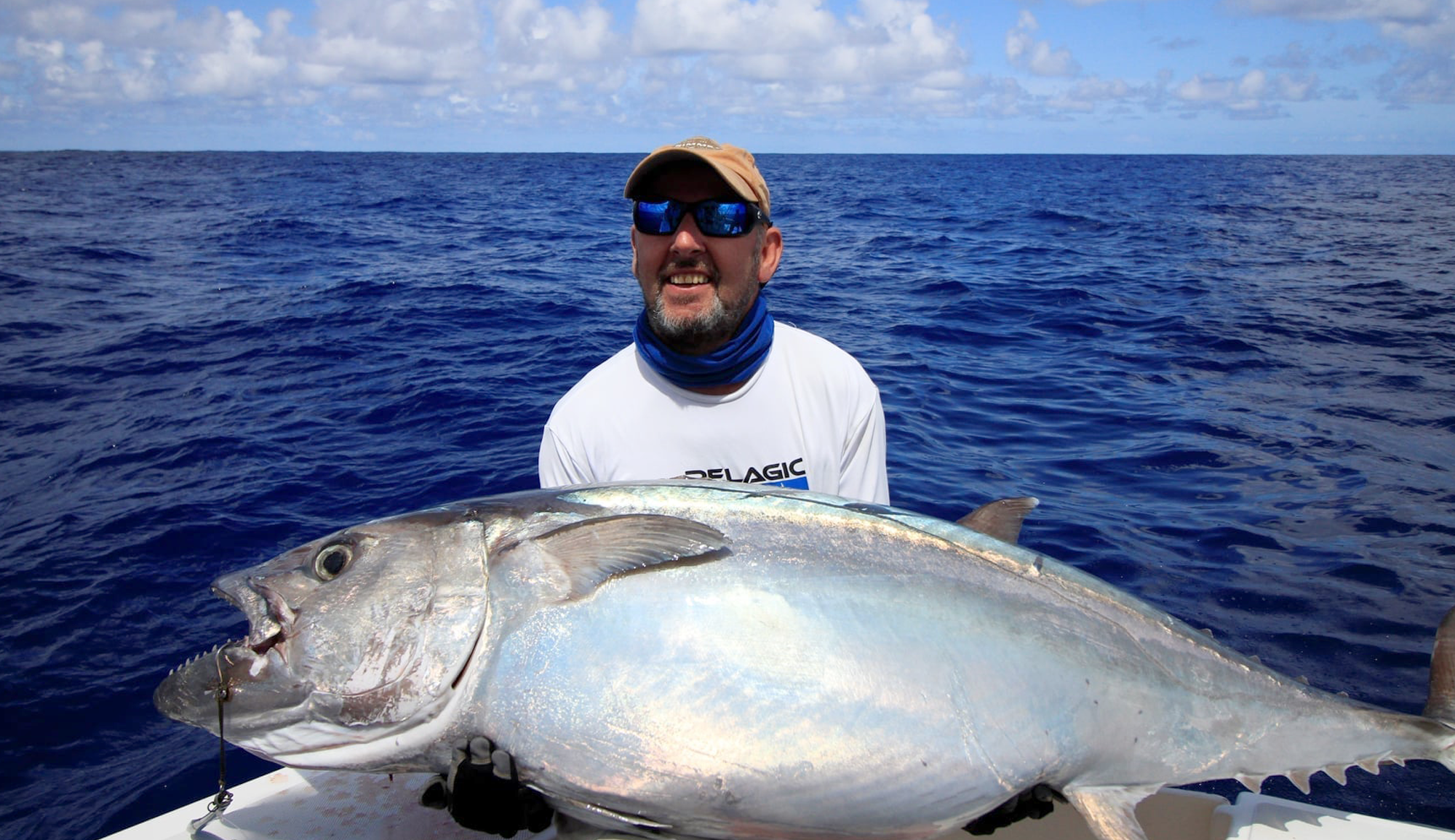 Pêche au jig à Rodrigues avec prise d’un puissant thon à dents de chien en haute mer
