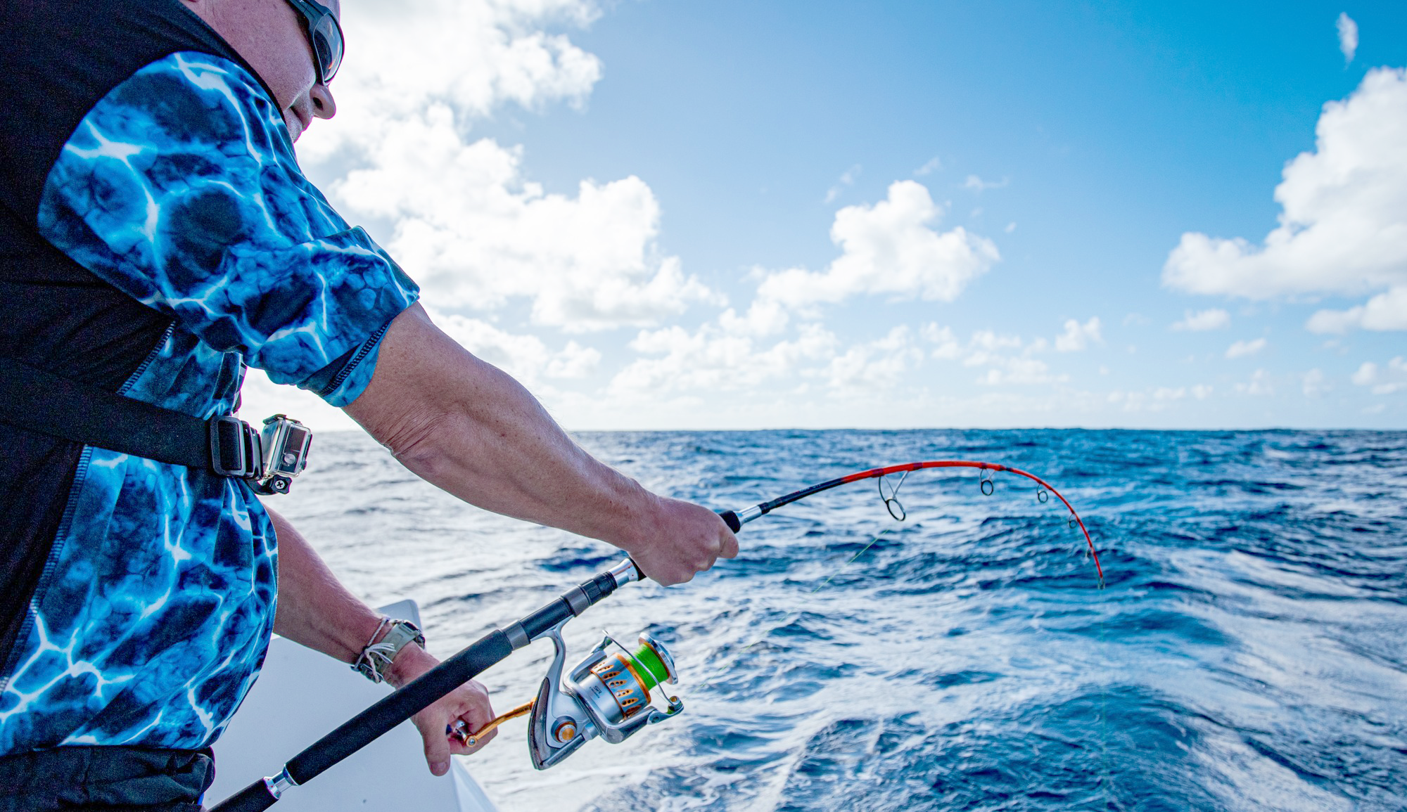 Pêcheur en action pendant une session de jigging au large de Rodrigues