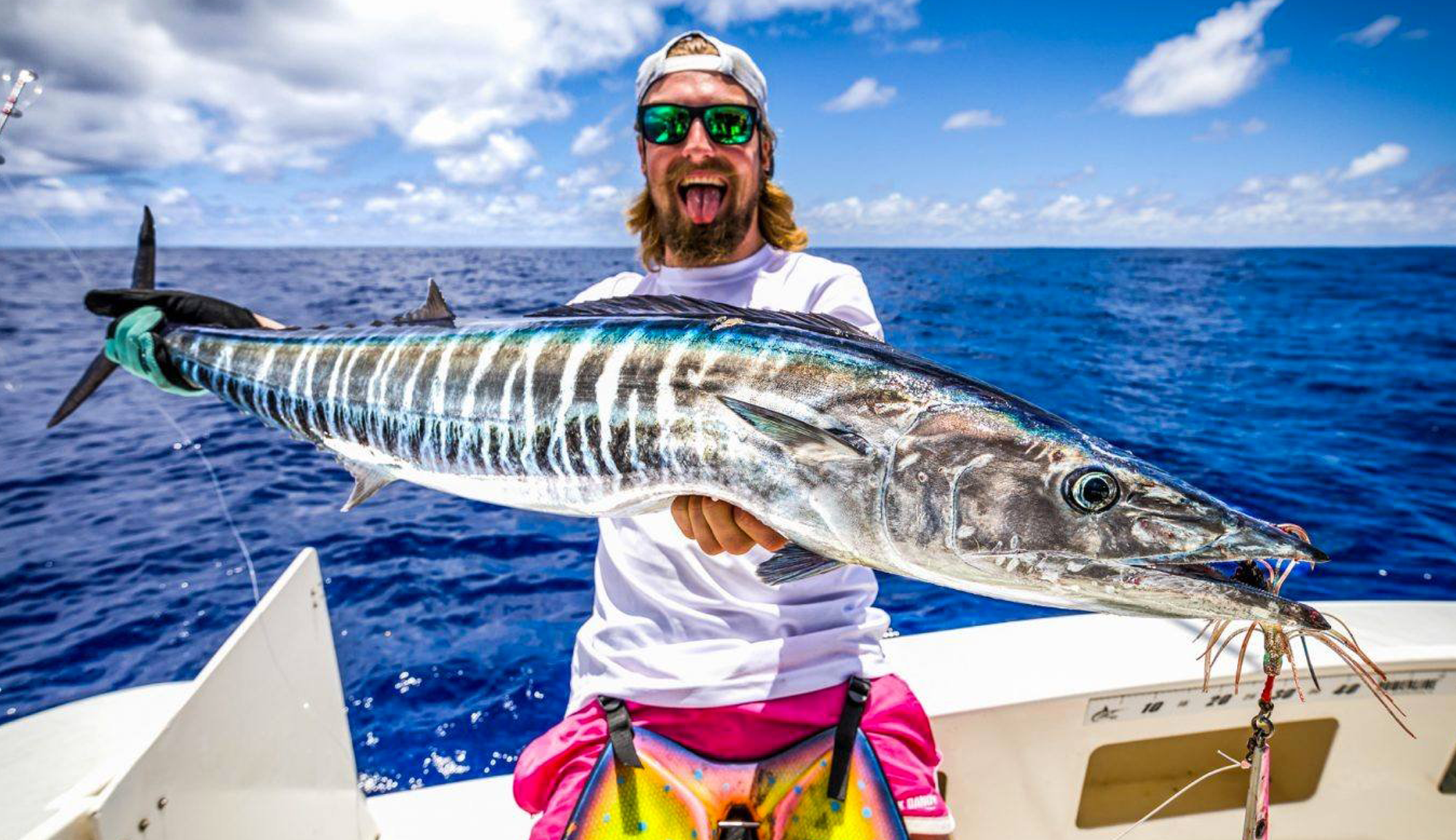 Pêcheur avec un barracuda capturé lors d’une expédition de pêche sportive à Rodrigues