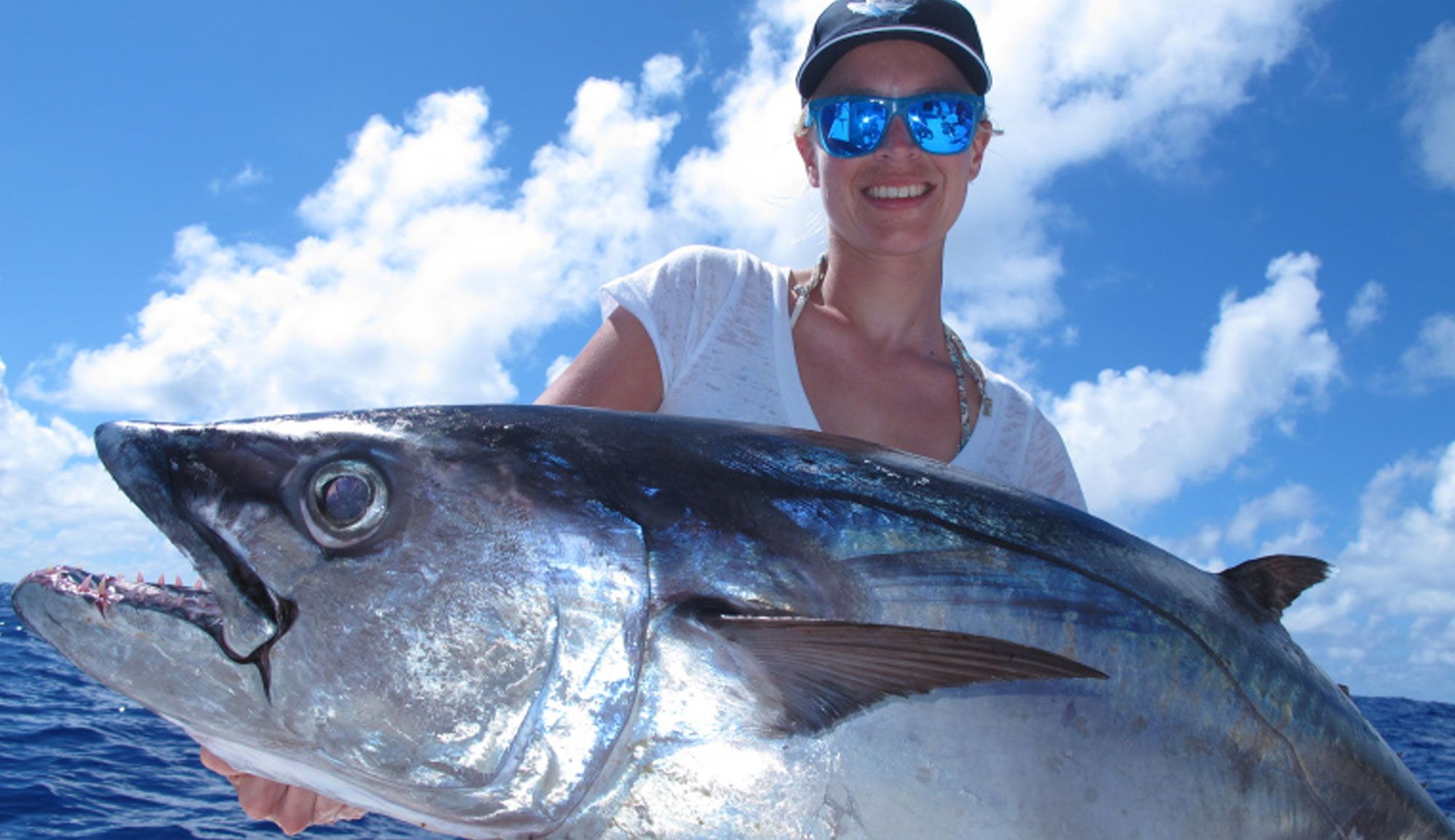 Pêcheuse avec un thon capturé pendant une sortie de pêche au gros à Rodrigues