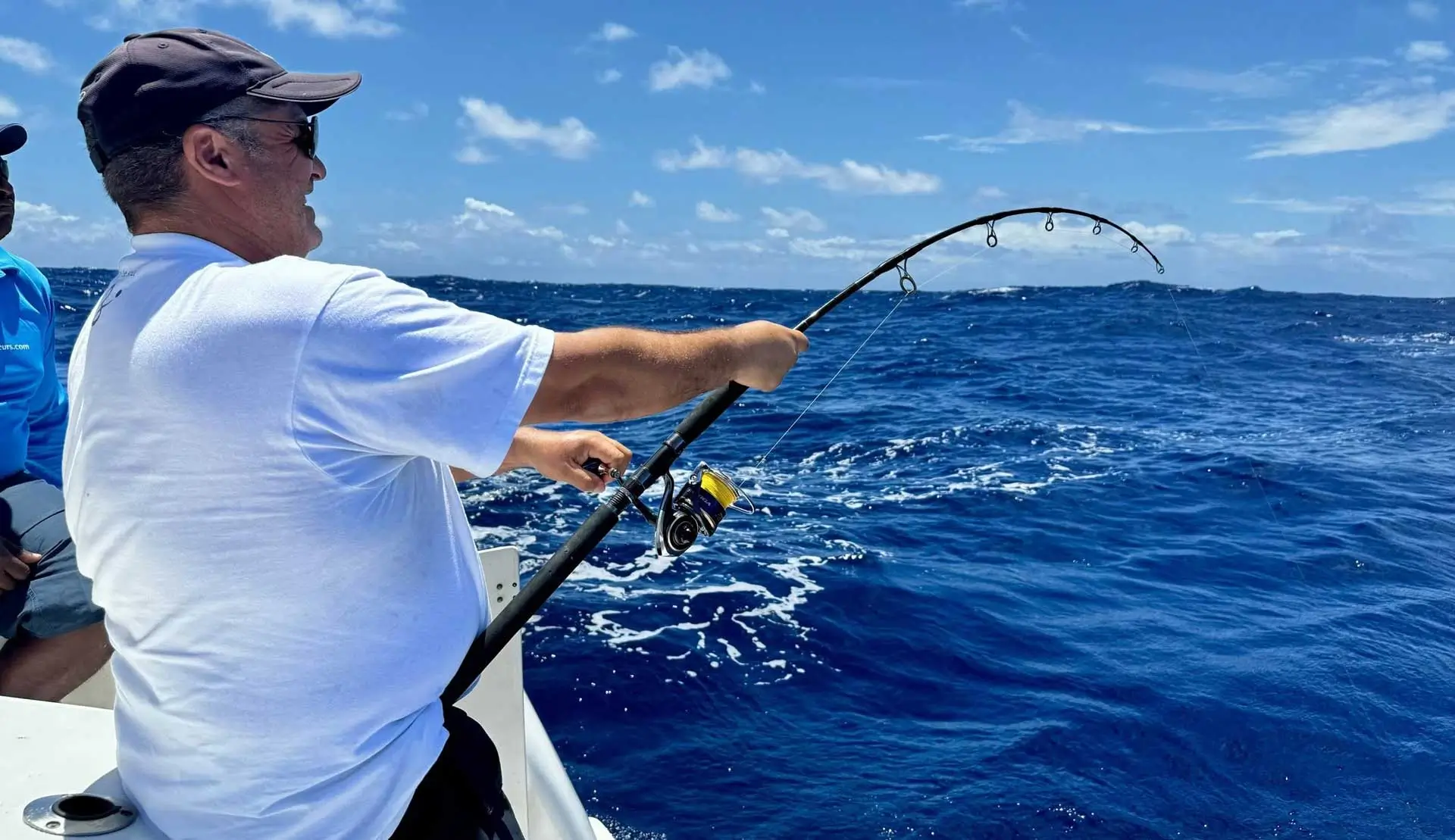 Moulinet de pêche offshore équipé d’un leurre de traîne pour la pêche sportive à Rodrigues