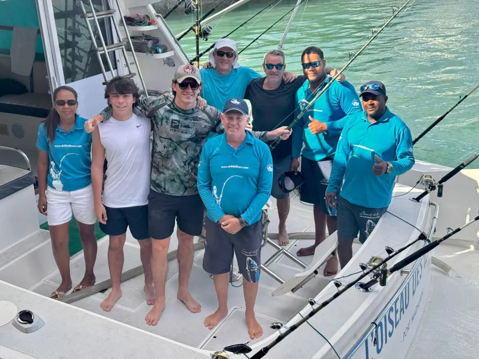 Équipage et clients à bord de L’Oiseau Des Iles II à Rodrigues après une saison de records Équipage et clients à bord de L’Oiseau Des Iles II à Rodrigues après une saison de records