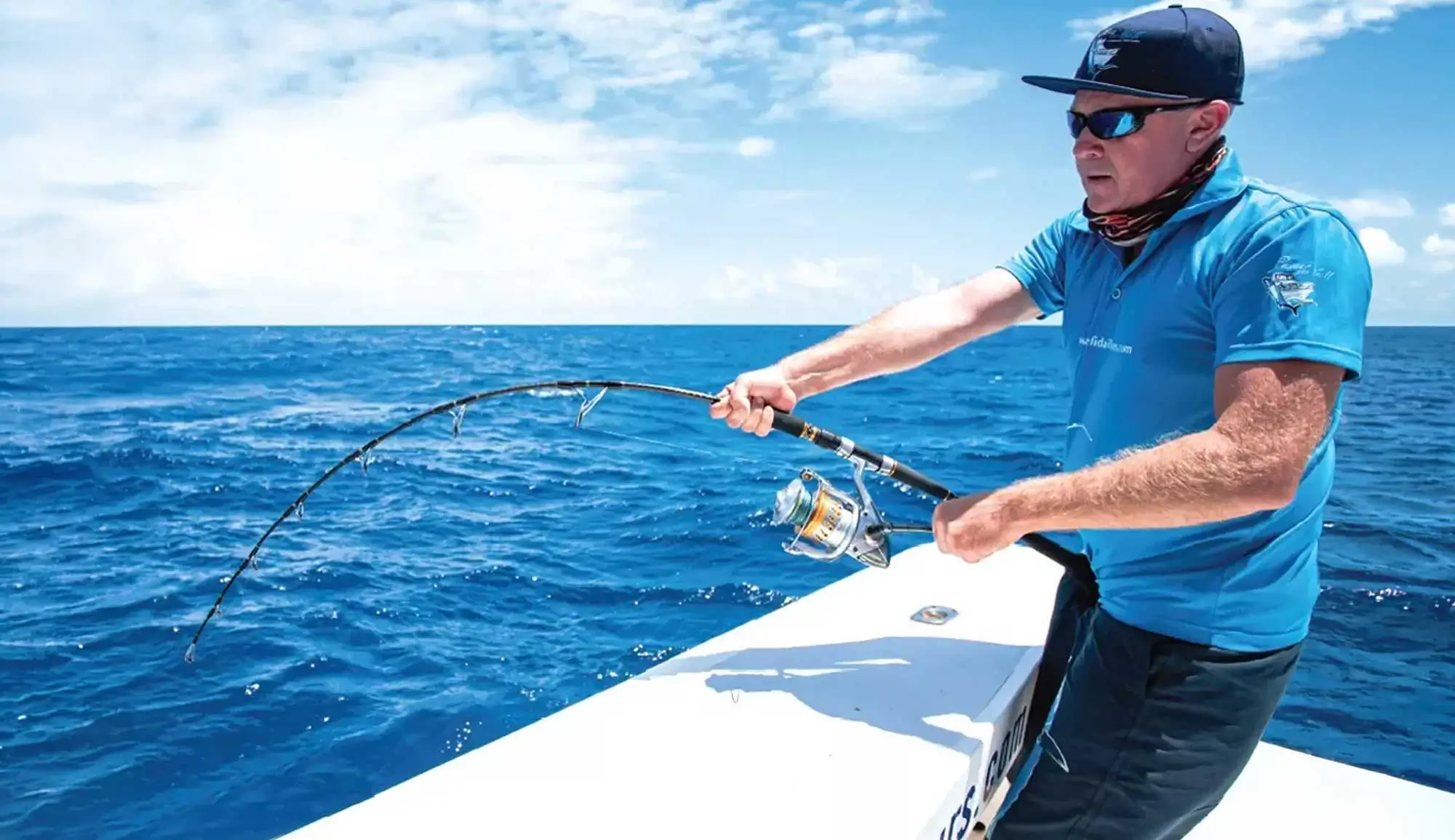 Serge, fidèle client, en pleine action lors d’une session de pêche offshore à Rodrigues