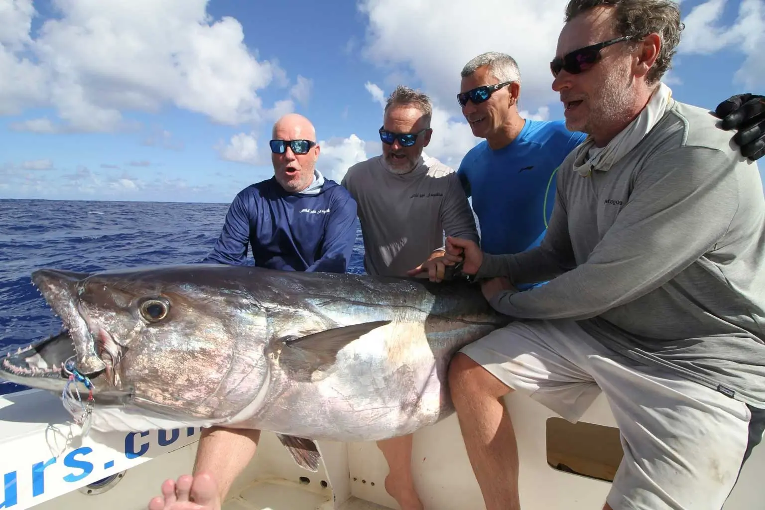 Thon à dents de chien trophée capturé en jigging lors d’une pêche sportive à Rodrigues